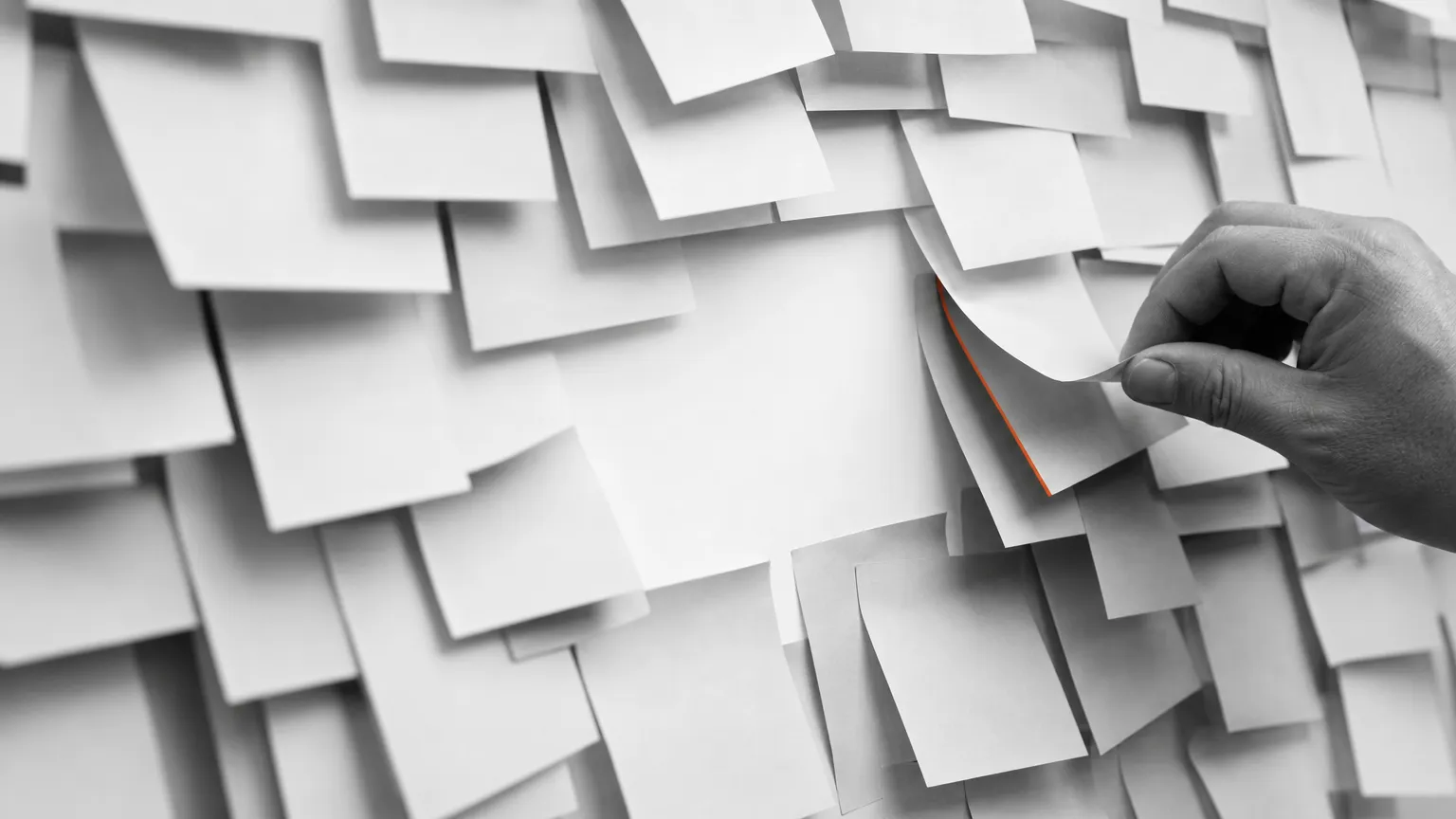 Tri des priorités éditoriales face à la saturation des messages