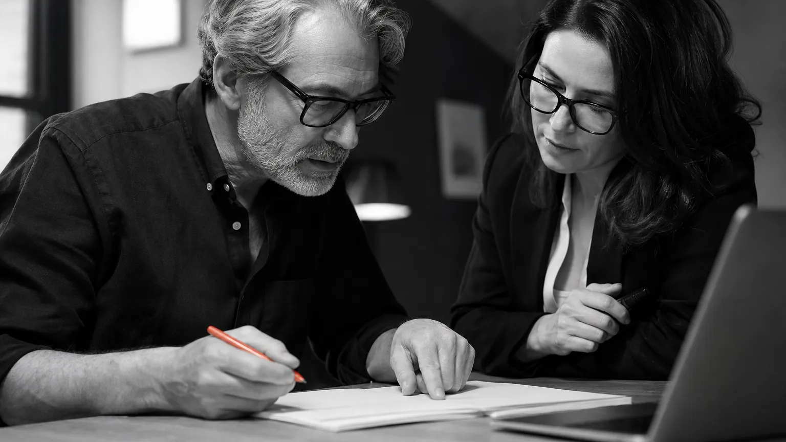 Expert métier et éditeur renforçant l'autorité d'un contenu