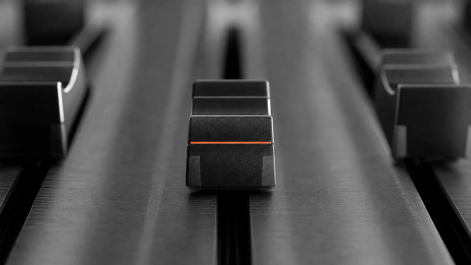 Un curseur de console réglé exactement à mi-course, image du faux équilibre entre contrôle et autonomie